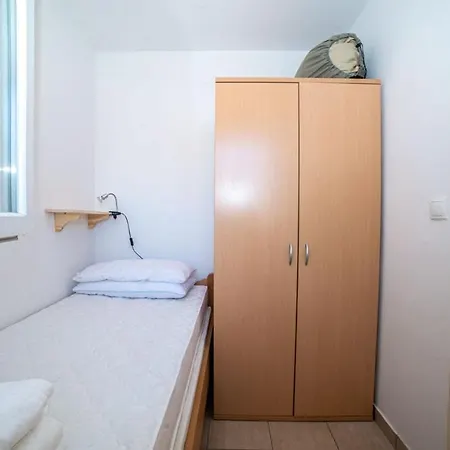 Studio Apartma Za 3 Osebe Cervar Porat - Istra شقة
